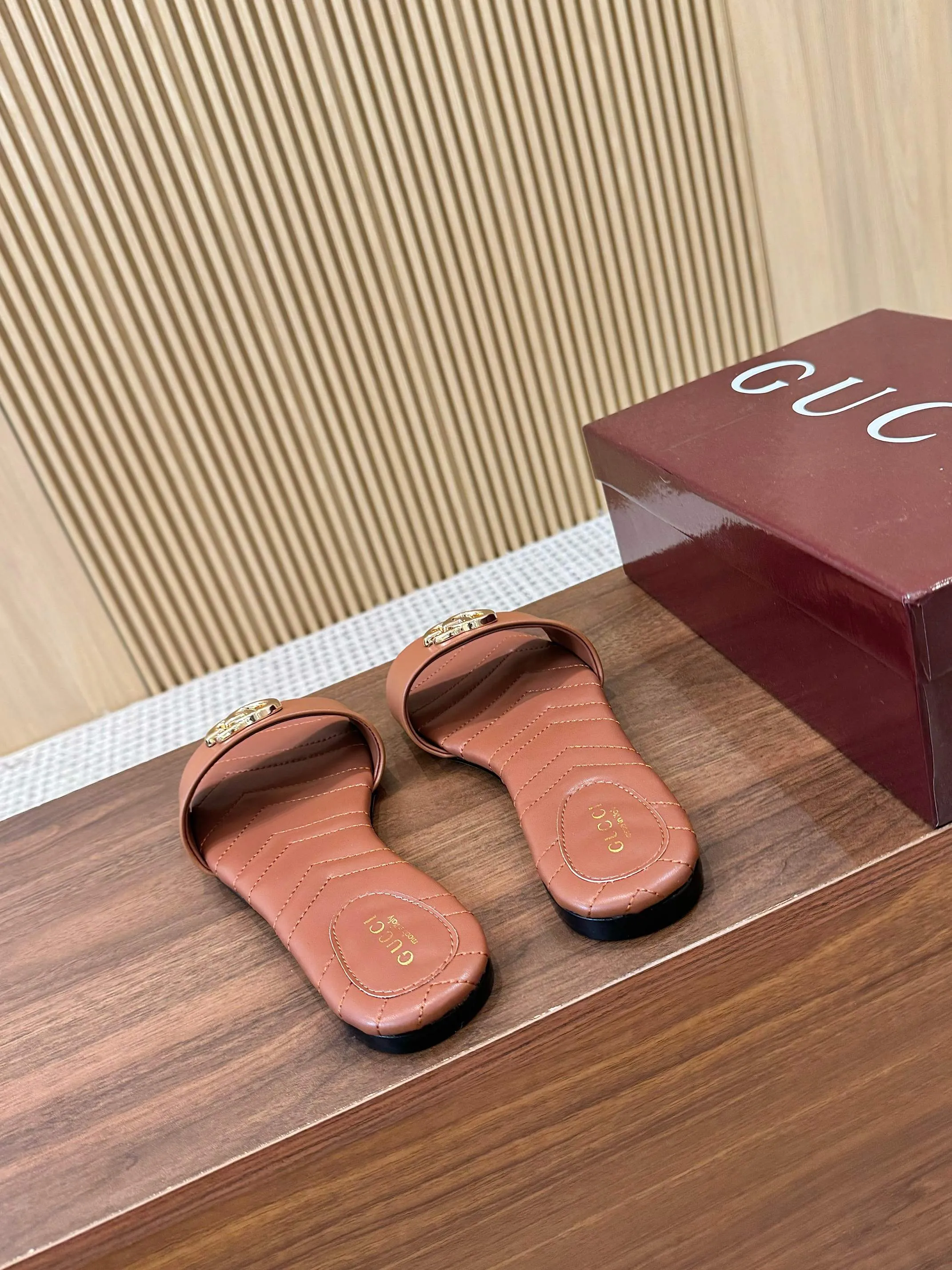 👟👟Ex-factory price 440👟👟 💯💯💯Gucci 2025 spring and summer latest popular slip-on sandals series... [Round toe] Latest double G buckle. Embroidery style Original quality 🍃Original European style, 💥perfect on the feet💃💃When worn with this shoe, it is elegant and crystal clear. No matter the materials of the accessories, they are all customized one by one. You must go to get the original version. The whole series is full of exciting and innovative elements. The texture of different materials, the texture of the materials, and the expression of the materials have a strong artistic atmosphere... ❶ Upper: imported cowhide ❷ Inner lining: customized imported sheepskin ❸ Foot pads: customized imported sheepskin ❹ Outsole: imported Italian genuine leather outsole ❺ Heel height: 1.5CM ❻ Packaging: Original full set of packaging ❼ Code number: 35-43 (41.42.43 customized is not returnable)